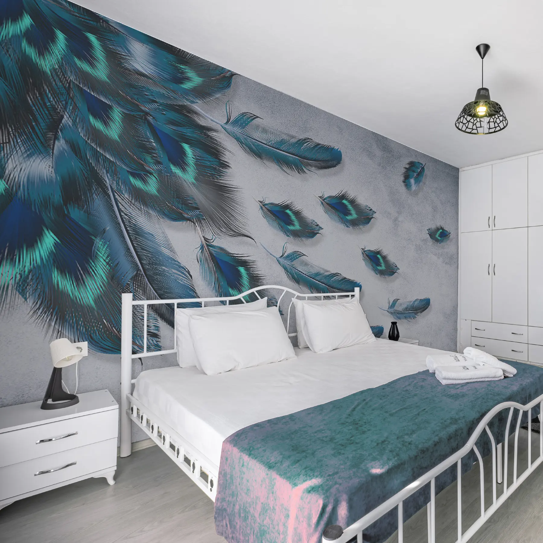 Papier peint Plumes de paon sur le fond du mur de béton u29836