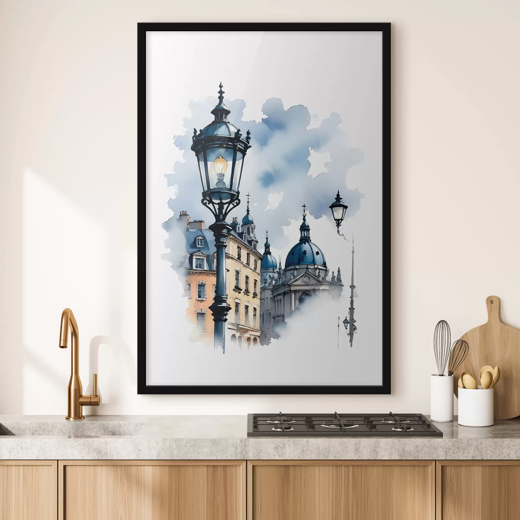 Papier peint Un lampadaire orné d'un bâtiment en forme de dôme par temps nuageux f38364
