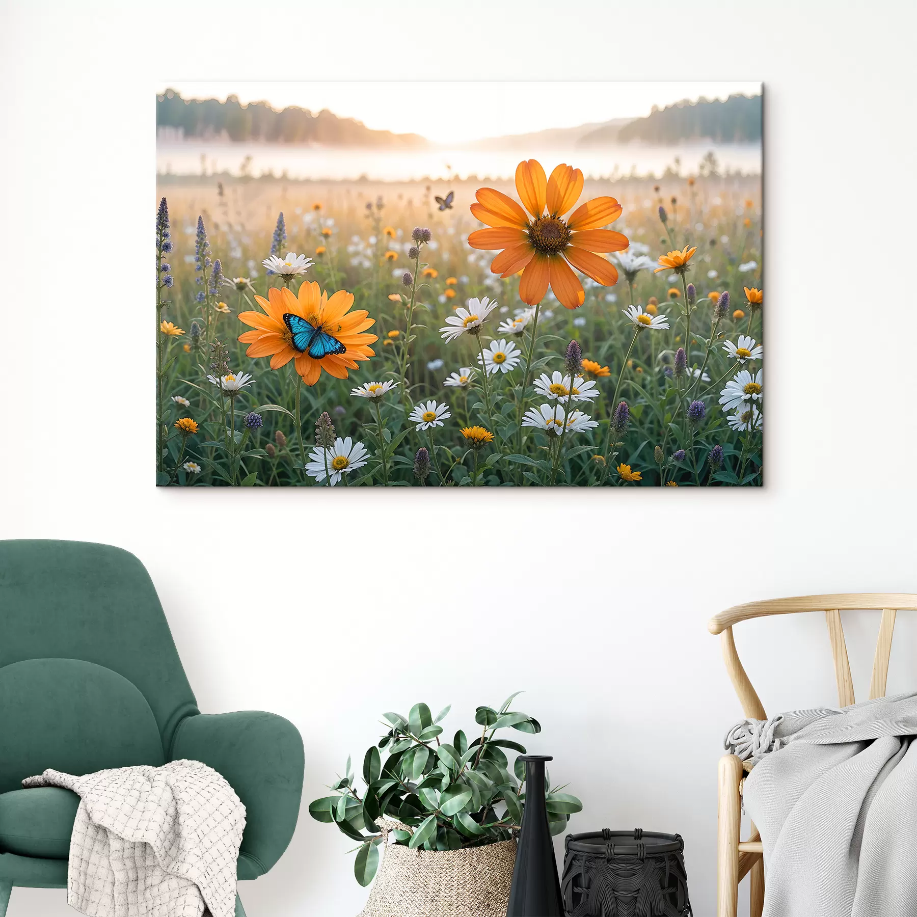 Tableau Un champ de fleurs sauvages colorées, dont des marguerites orange, sur un arrière-plan flou d'arbres et un ciel brumeux s38889