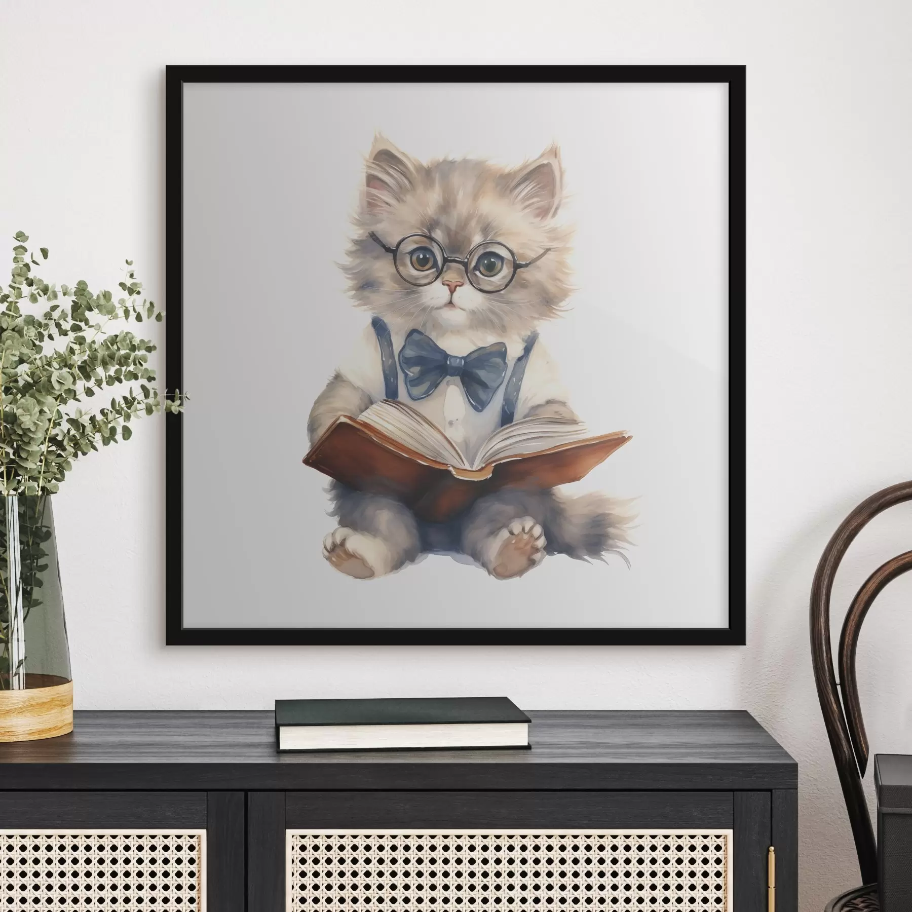 Tableau Un chaton gris avec des lunettes noires et un costume bleu lit un livre aquarelle f39023
