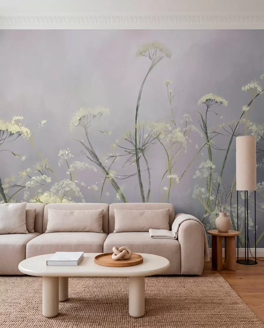 Papier peint Fleurs sauvages blanches dans un champ brumeux avec un fond gris doux et flou w00903