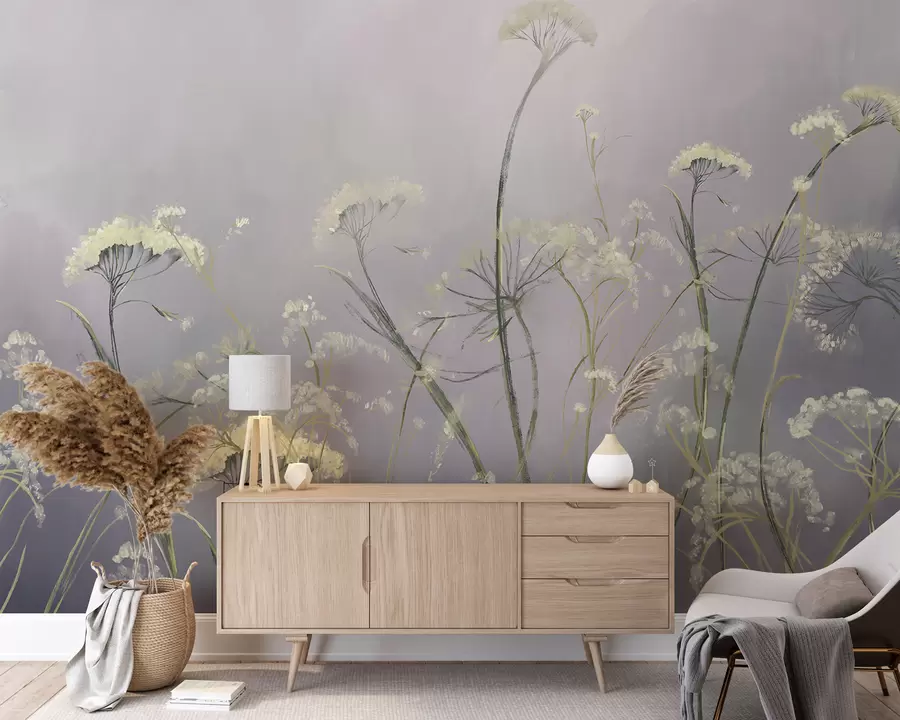 Papier peint Fleurs sauvages blanches dans un champ brumeux avec un fond gris doux et flou w00903