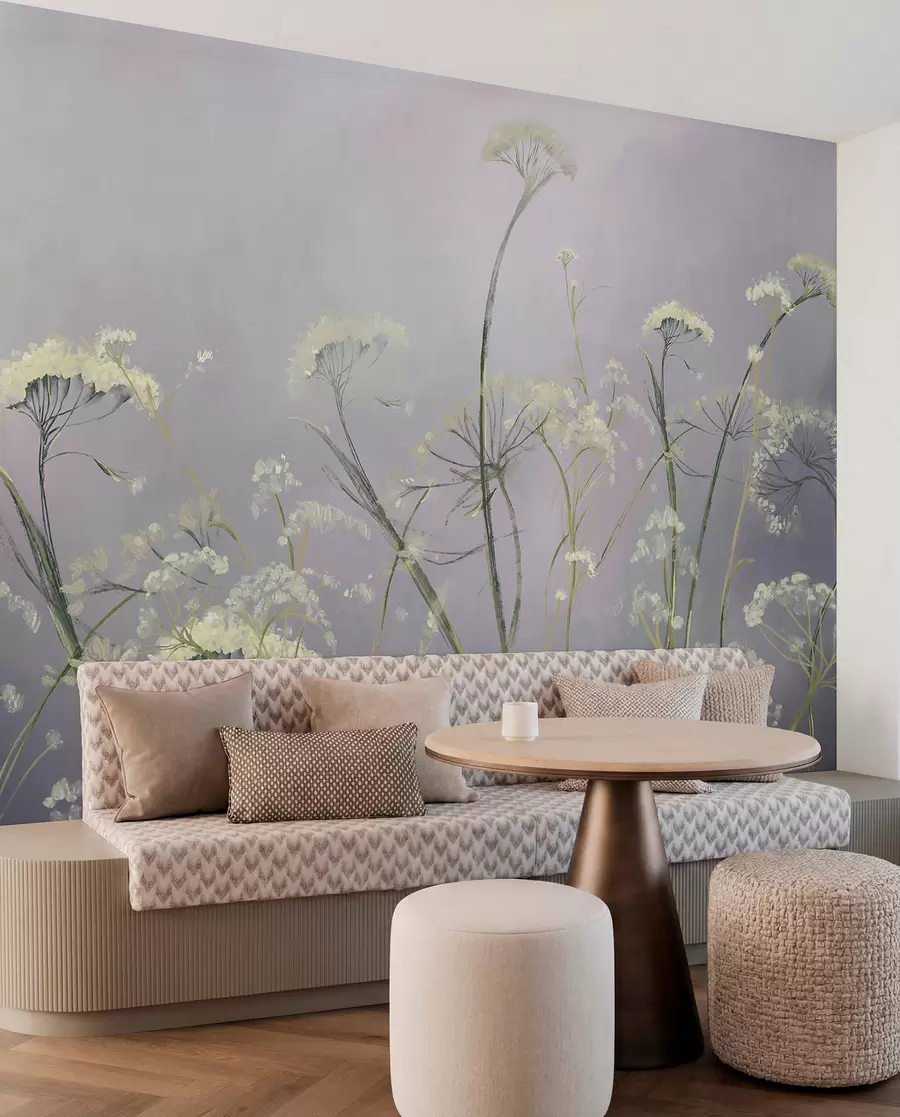 Papier peint Fleurs sauvages blanches dans un champ brumeux avec un fond gris doux et flou w00903