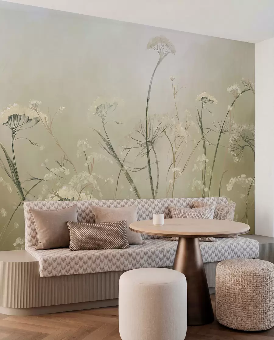 Papier peint Fleurs sauvages blanches dans un champ brumeux avec un fond sépia doux et flou w00903v1