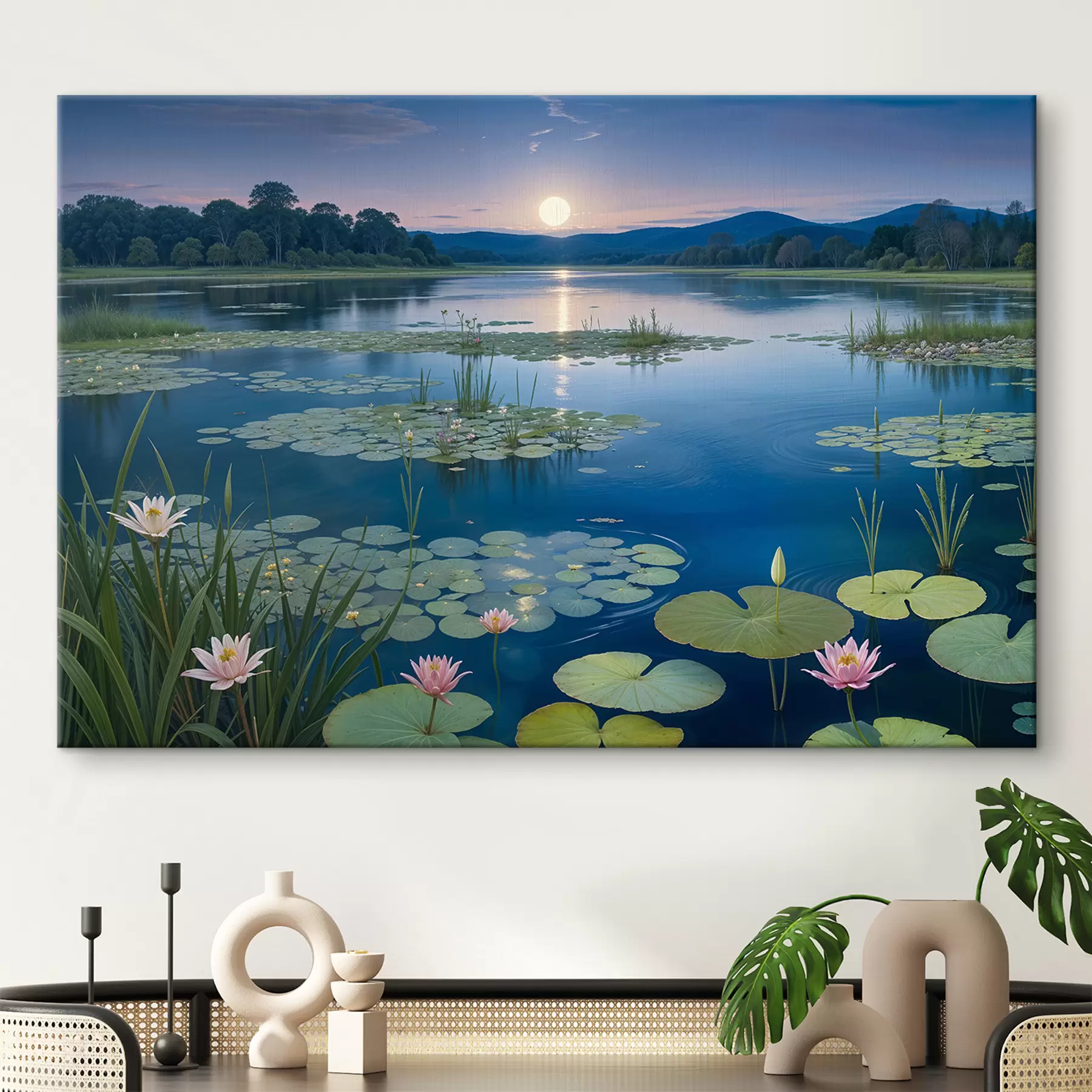 Papier peint Un lac serein entouré d'une verdure luxuriante, avec des nénuphars flottant à la surface et un magnifique coucher de soleil s39494