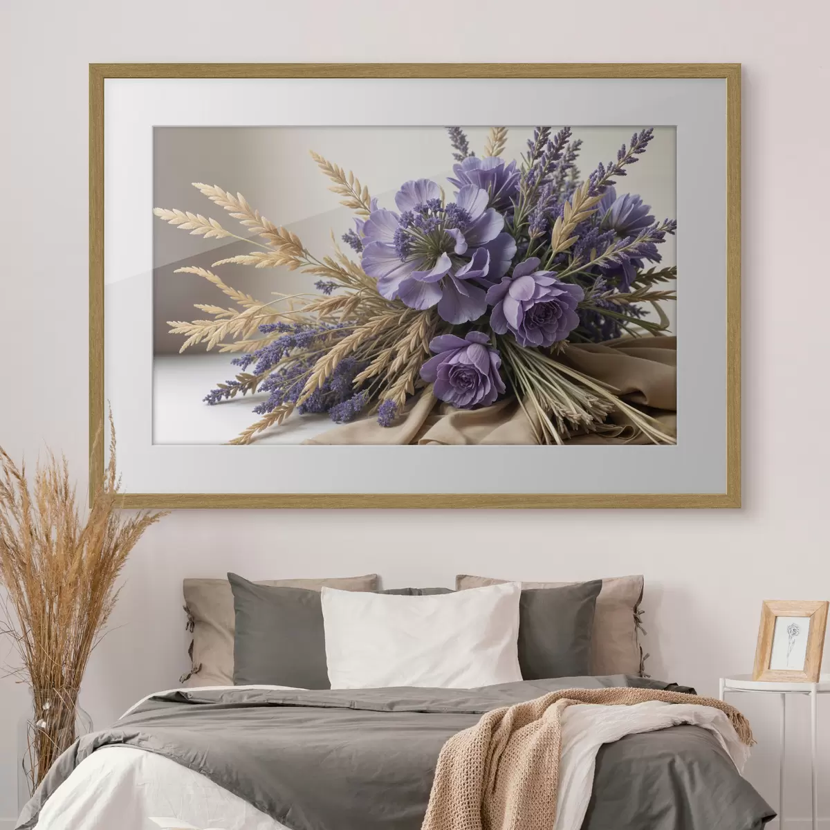 Poster Un bouquet de fleurs violettes, dont des pivoines et de la lavande, avec des tiges de blé sur un fond clair f40030