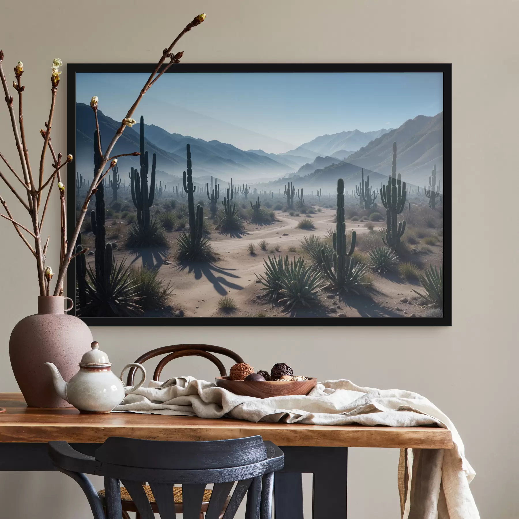 Papier peint Un paysage désertique avec de grands cactus et des yuccas au premier plan, entouré de montagnes brumeuses f40153