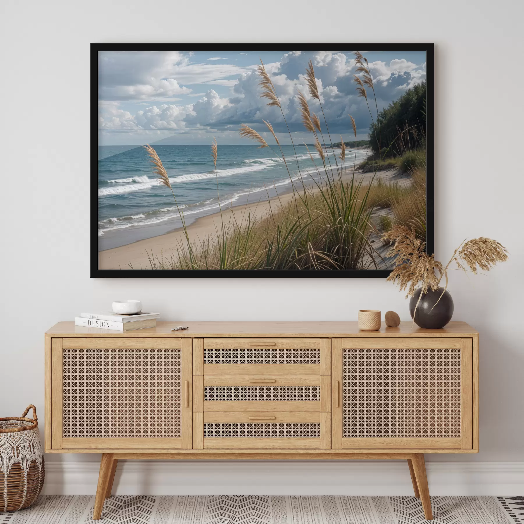 Papier peint Une plage pittoresque avec de hautes herbes se balançant dans le vent, surplombant l'océan avec des vagues déferlantes et un ciel nuageux f40161
