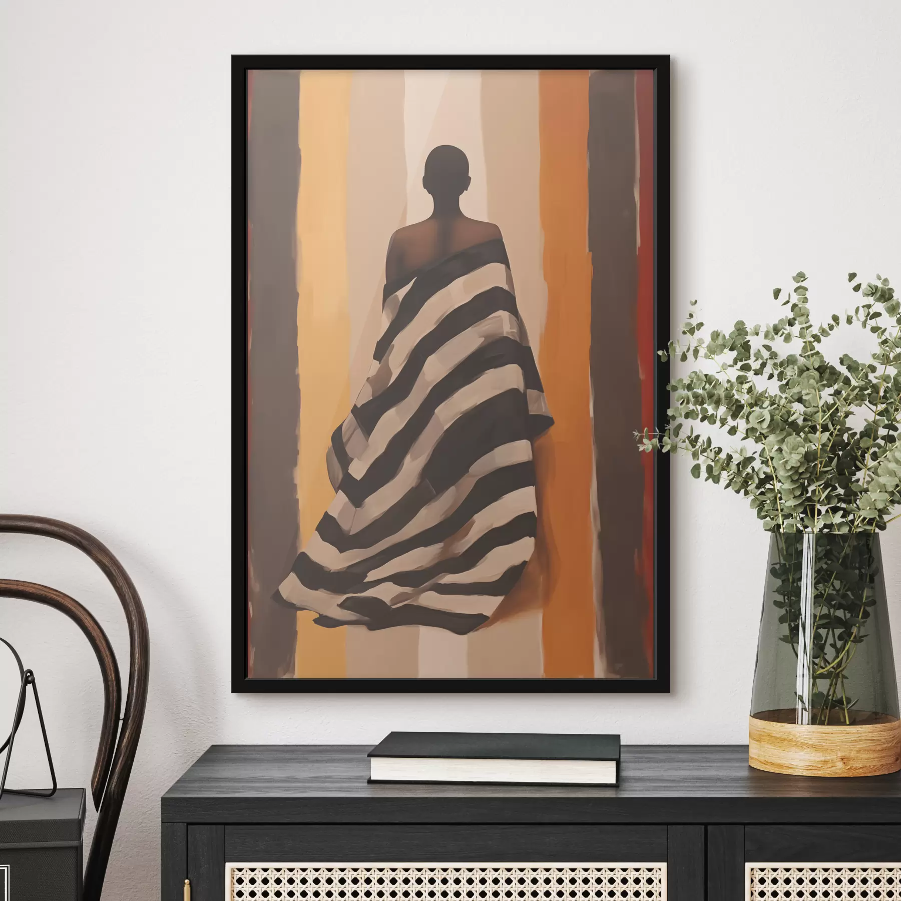 Tableau Silhouette d'une femme afro-américaine en cape rayée sur fond à rayures verticales, noir, beige, jaune, rouge, marron f40487