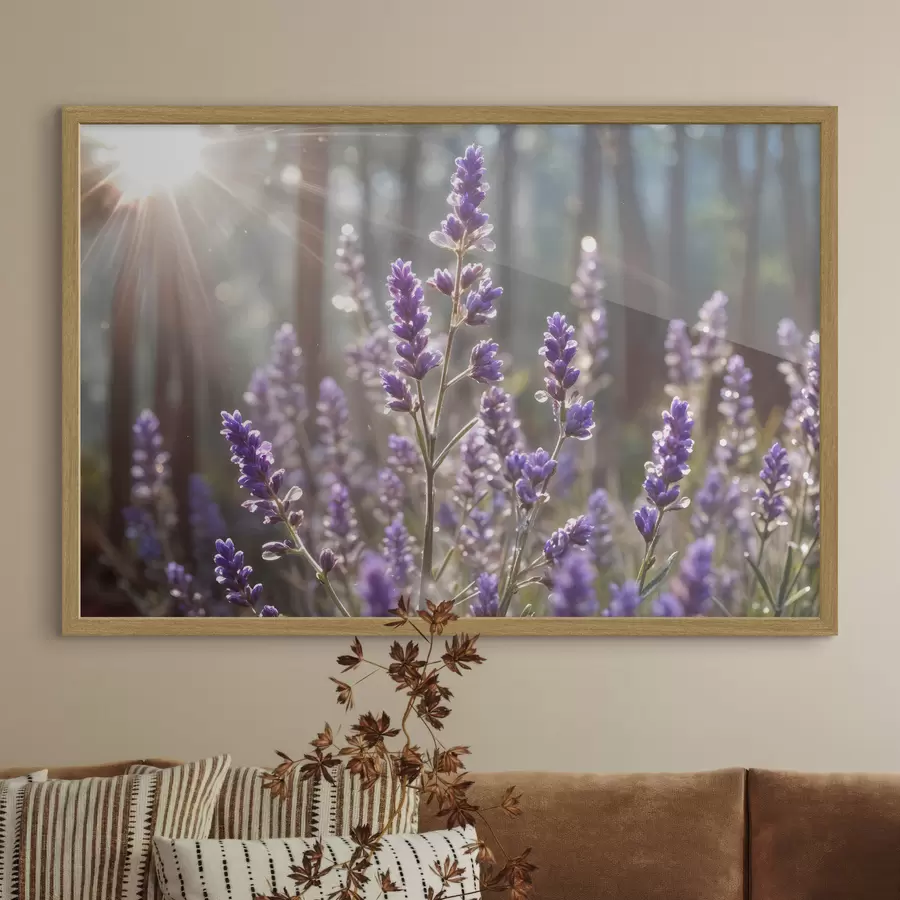 Papier peint Fleurs de lavande violettes dans un champ, avec un arrière-plan de forêt flou et la lumière du soleil filtrant à travers f40570
