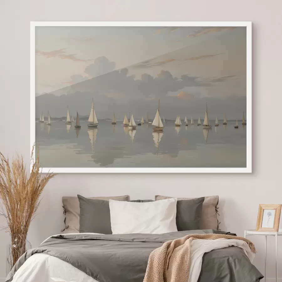 Papier peint Une flotte de voiliers blancs sur un plan d'eau calme et réfléchissant au coucher du soleil, avec un ciel nuageux en arrière-plan f40615