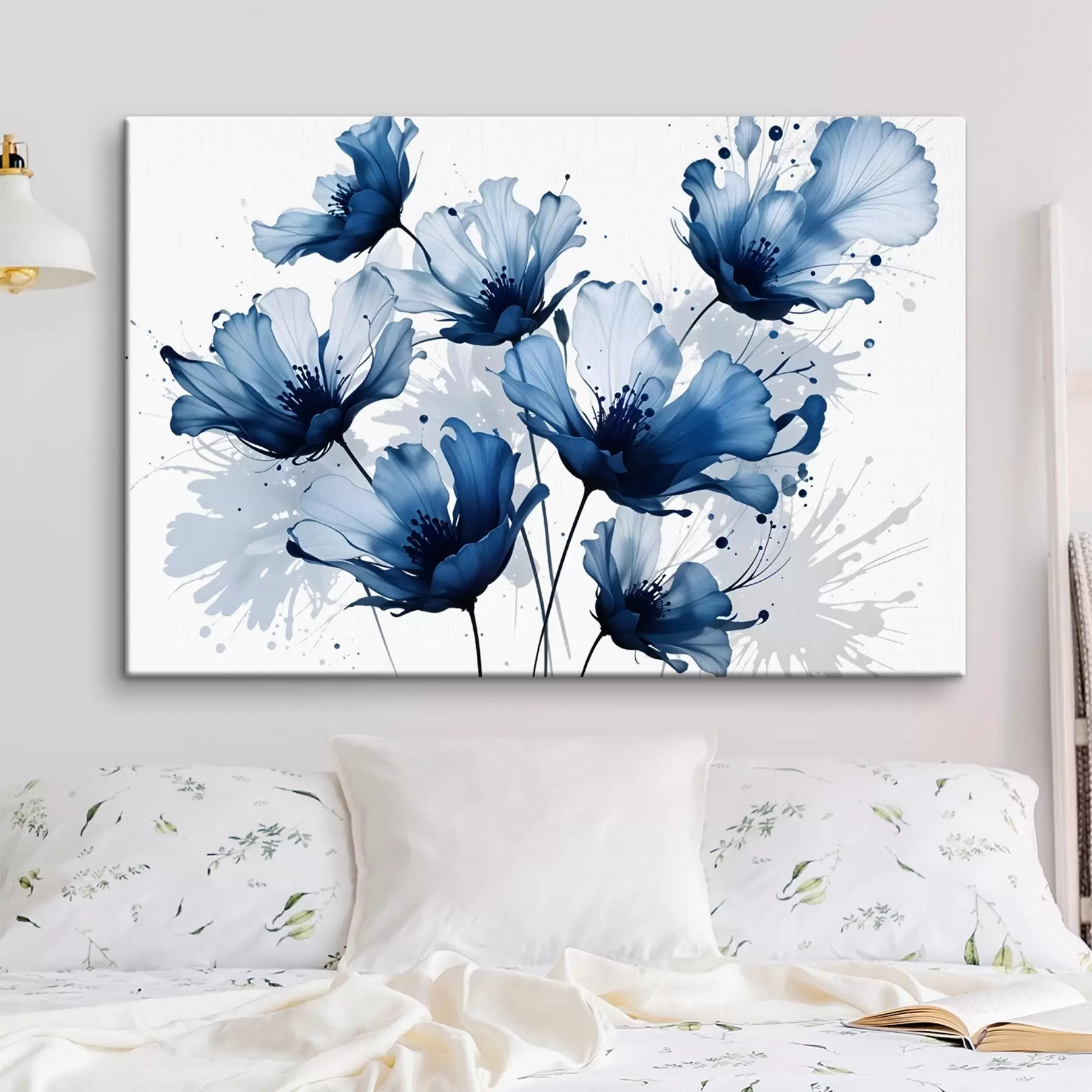 Papier peint Grandes fleurs abstraites bleues et blanches aux pétales doux et flous sur fond blanc s41082