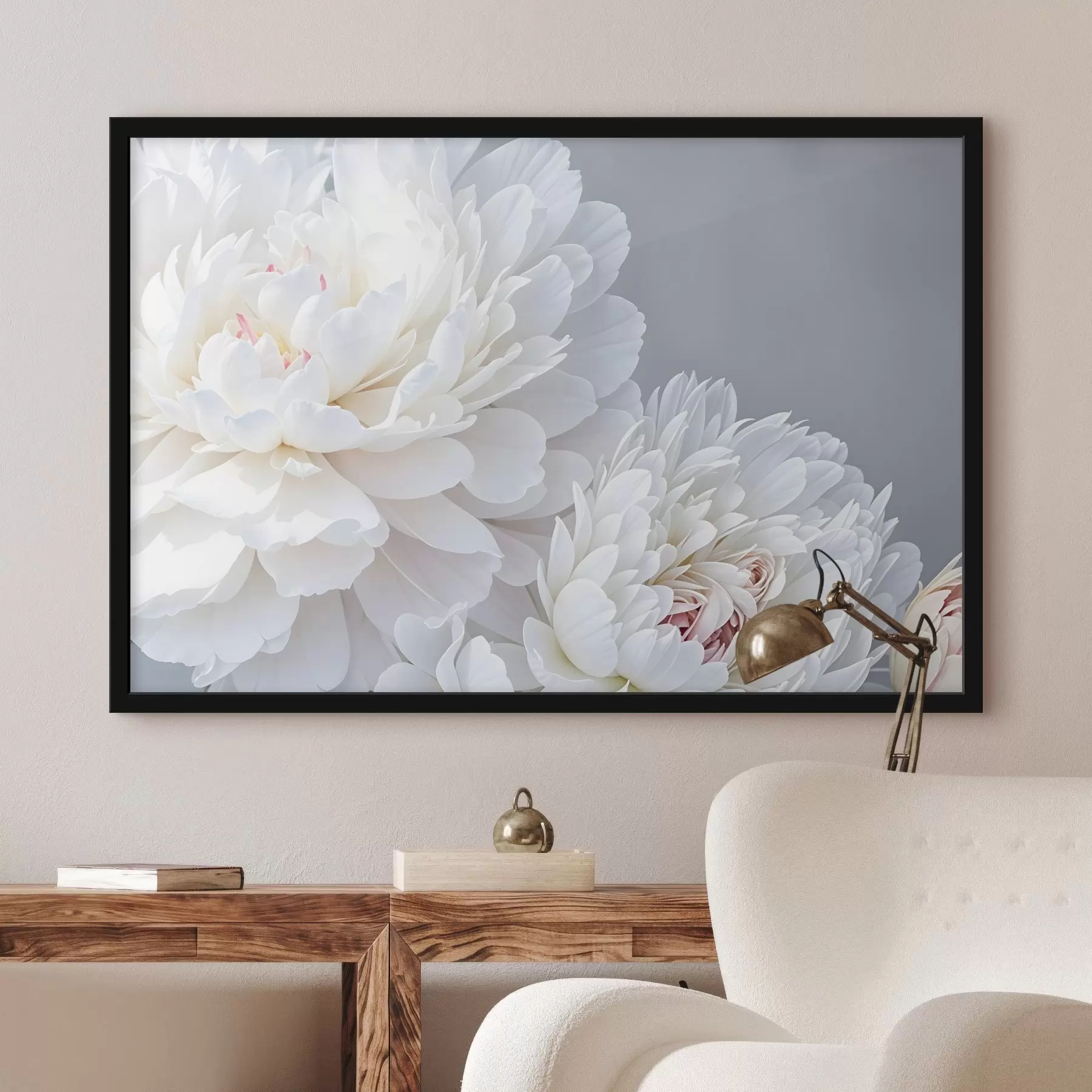 Papier peint Fleurs de pivoines blanches aux pétales doux et délicats sur fond gris clair f41085