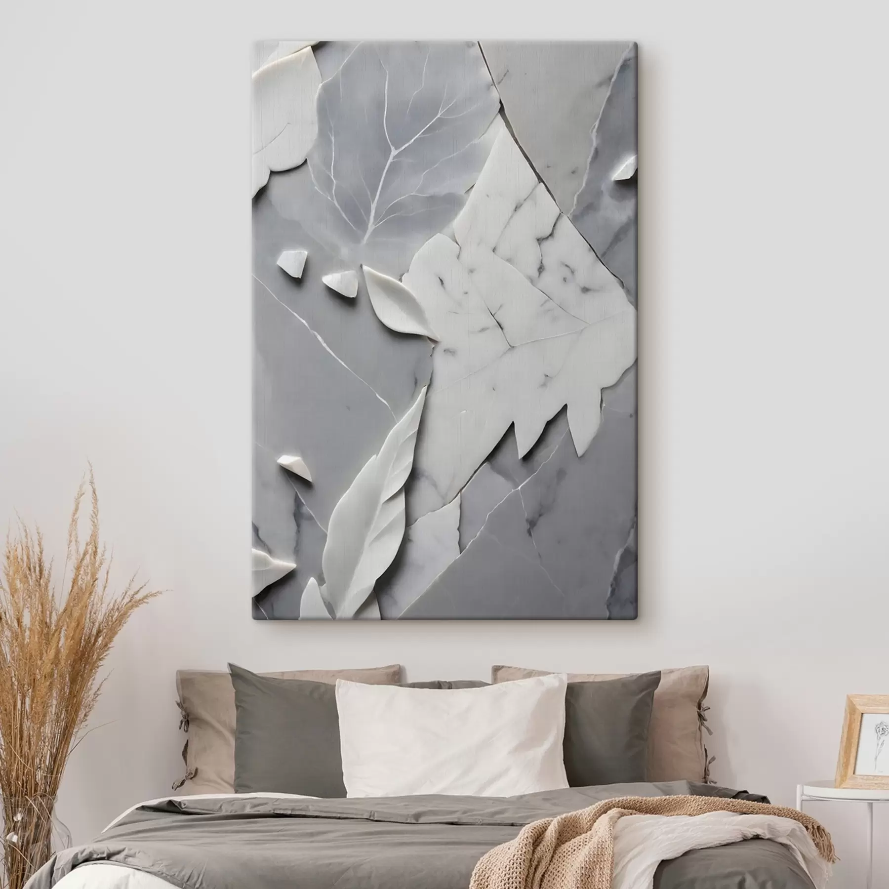 Papier peint Une surface en marbre blanc et gris avec des feuilles s38272