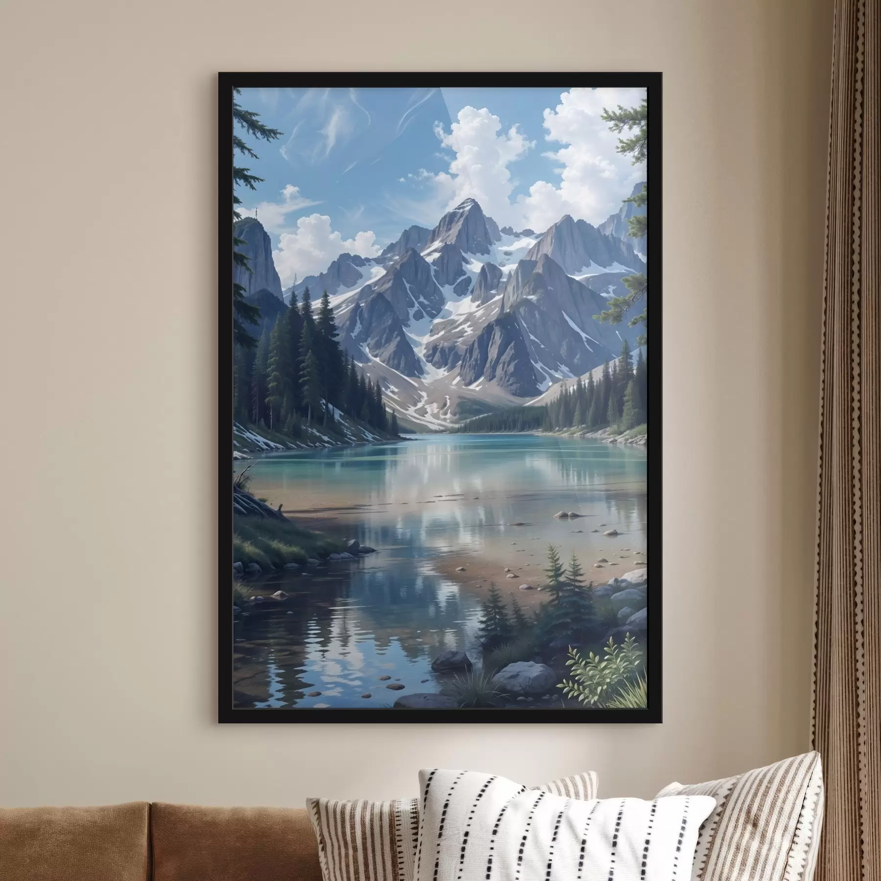 Papier peint Un lac alpin serein entouré de majestueuses montagnes enneigées, d'une forêt dense et d'un ciel nuageux f41264
