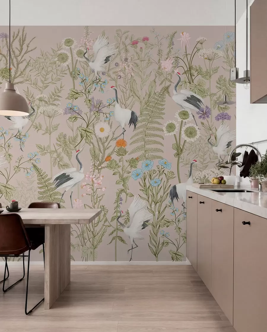 Papier peint Des grues élégantes parmi des fleurs éclatantes w00380