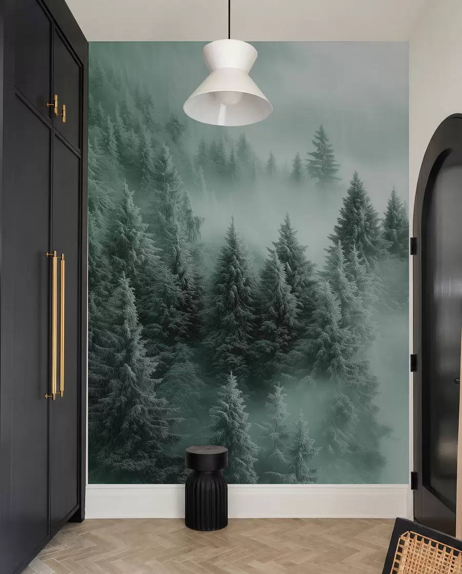 Papier peint Brouillard épais enveloppant une forêt enneigée du matin dans des tons de vert w02064v1