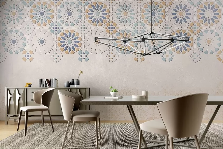 Papier peint Un mur texturé avec une impression répétée de motifs complexes et ornés dans des tons de bleu, de gris et de beige w08407