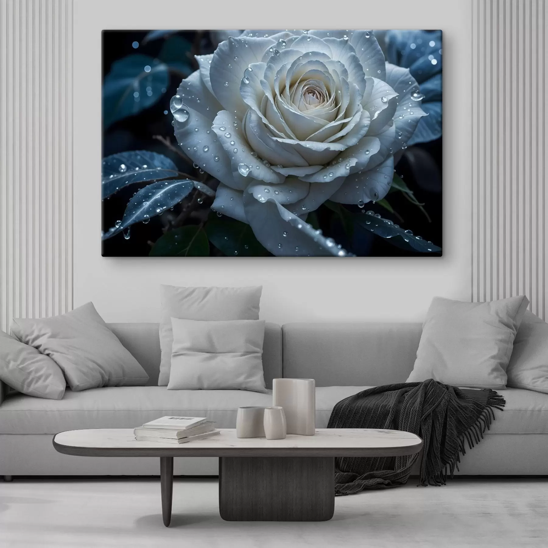 Papier peint Gros plan d'une rose blanche avec des gouttes d'eau sur ses pétales, sur un fond sombre s41723