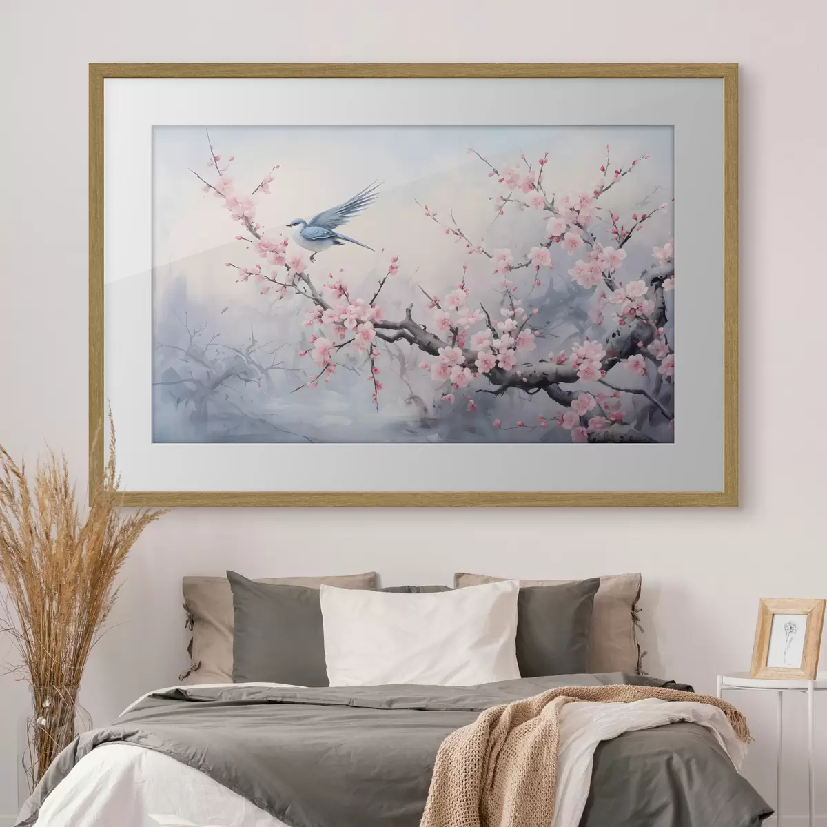 Poster Oiseau bleu volant parmi des fleurs de cerisier roses sur un fond brumeux de printemps f41712
