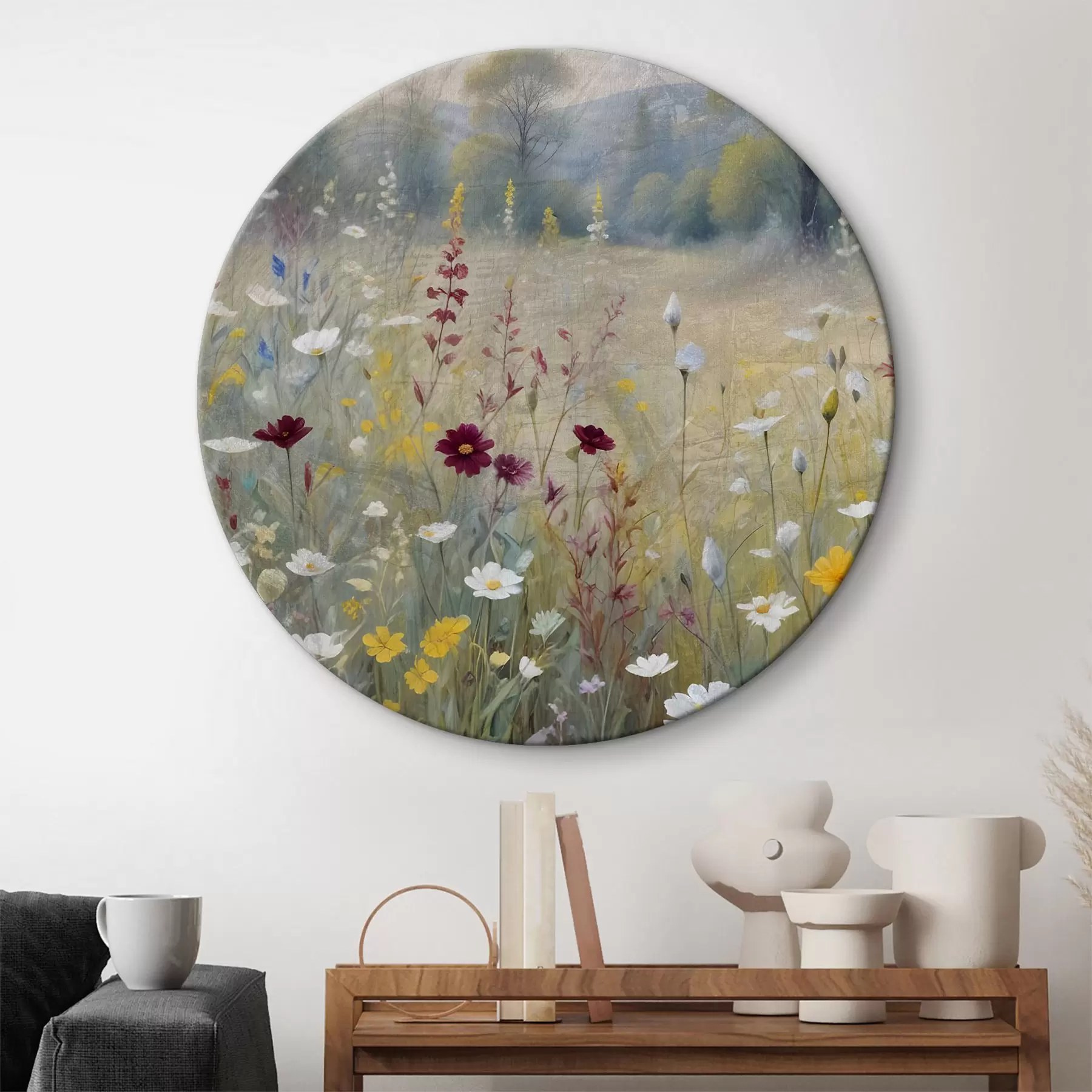 Tableau Une prairie colorée avec des fleurs sauvages avec une forêt floue en arrière-plan r38368