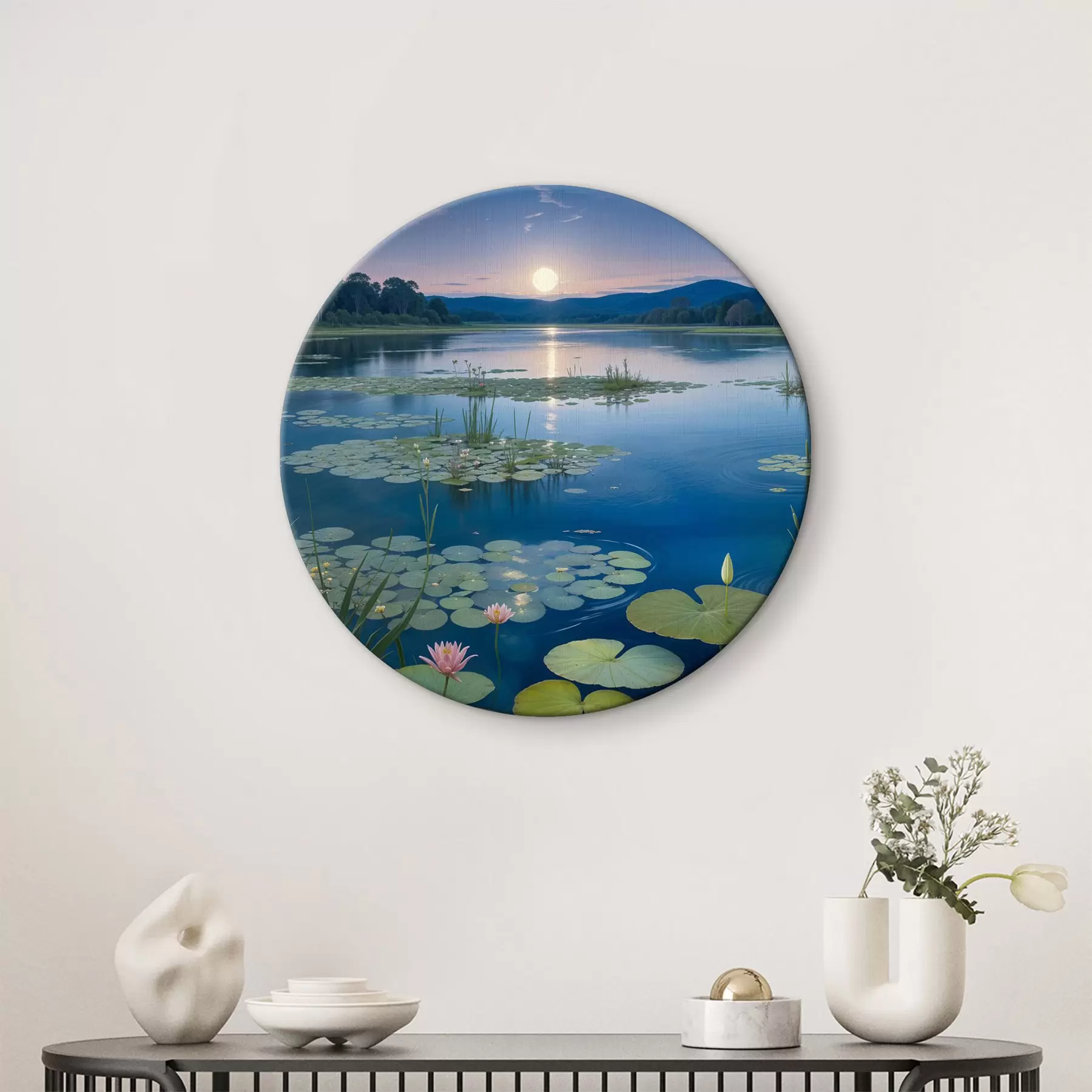 Tableau Un lac serein entouré d'une verdure luxuriante, avec des nénuphars flottant à la surface et un magnifique coucher de soleil r39494