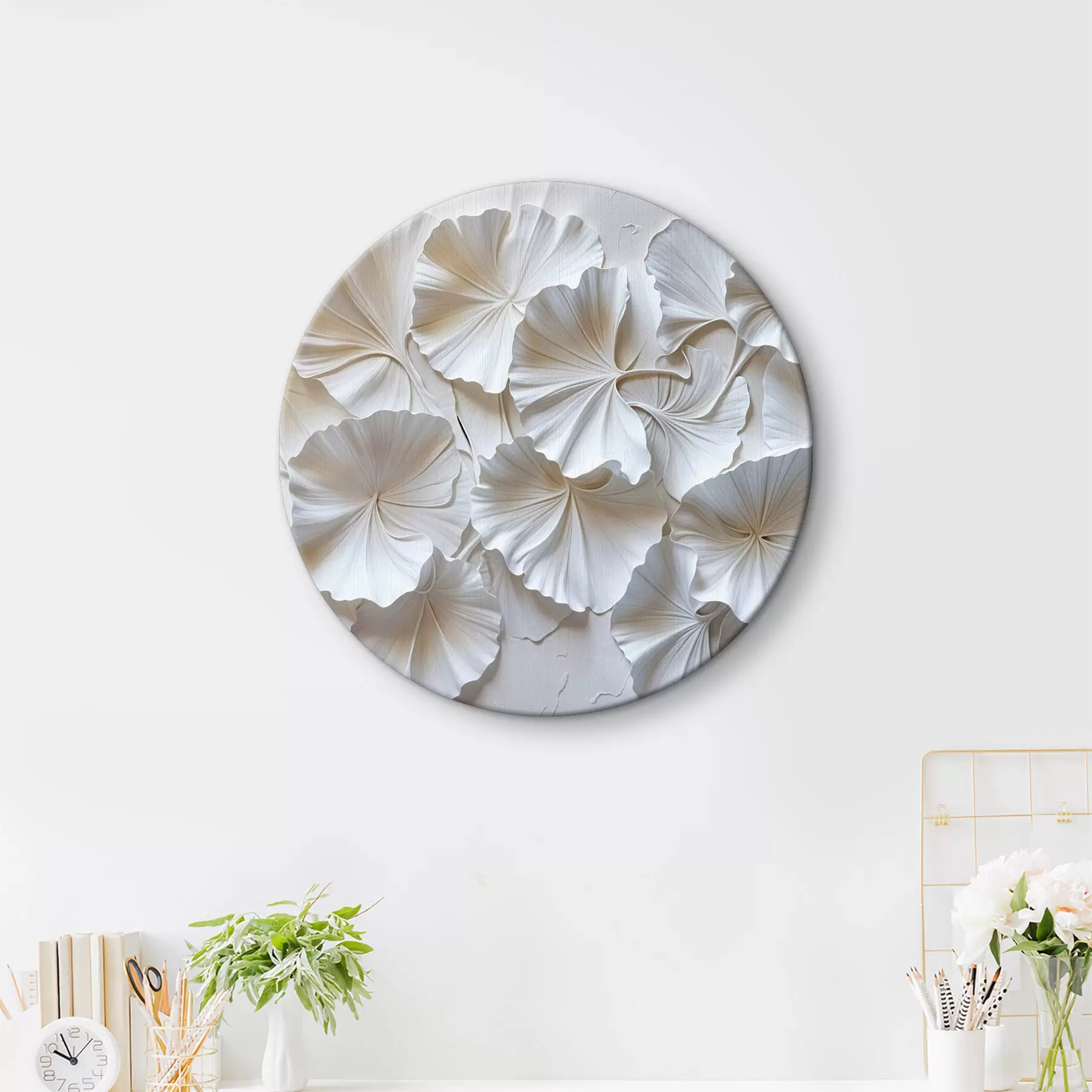 Tableau Fleurs blanches délicates disposées selon un motif naturel et organique sur un fond clair r39510