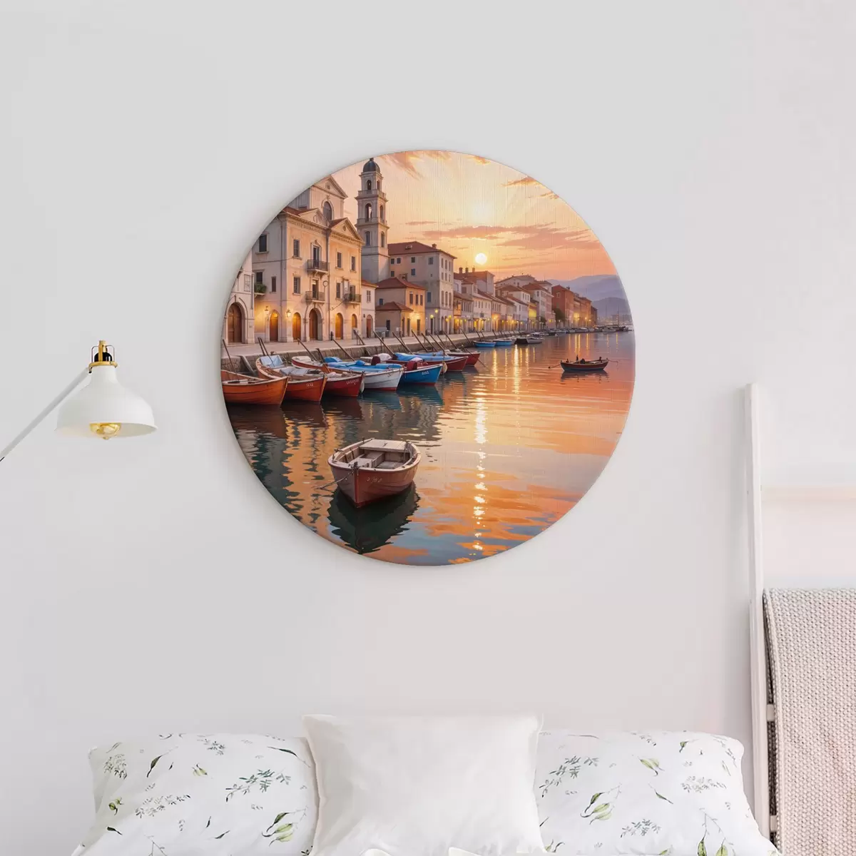 Tableaux rondes Ville côtière italienne au coucher du soleil, avec des bâtiments colorés bordant le front de mer et des bateaux flottant dans les eaux calmes r40150