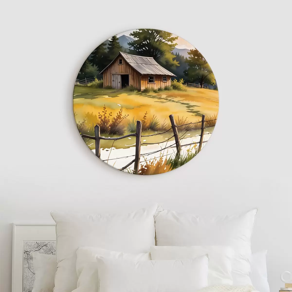 Tableaux rondes Une vieille maison en bois dans un cadre rural, entourée d'un champ herbeux, de pins et de montagnes r40394
