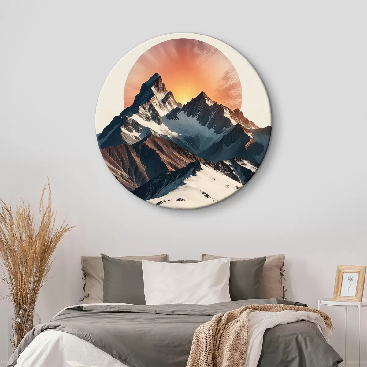 Tableaux rondes Sommets de montagne contre un ciel de coucher de soleil vibrant, avec un grand soleil en arrière-plan r38766