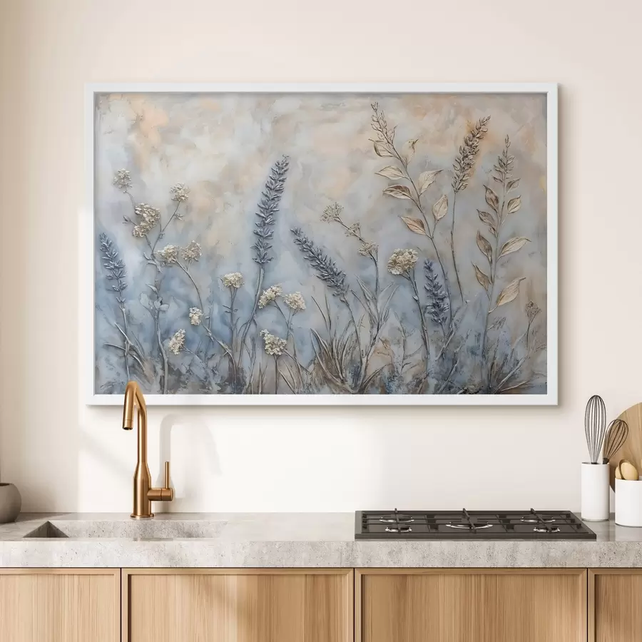 Papier peint Un champ de fleurs sauvages et de plantes variées dans des tons de bleu, de blanc et de beige sur un fond doux et brumeux f42214