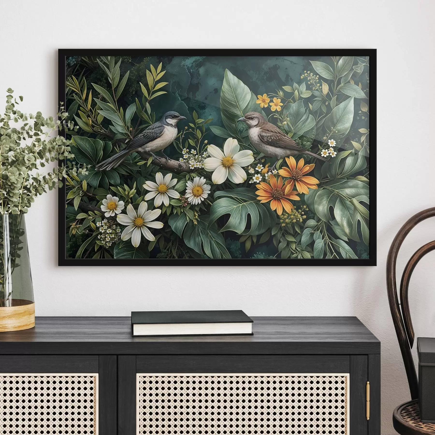 Papier peint Petits oiseaux perchés sur des branches, entourés d'un feuillage tropical luxuriant, comprenant de grandes feuilles vertes et des fleurs colorées f42220