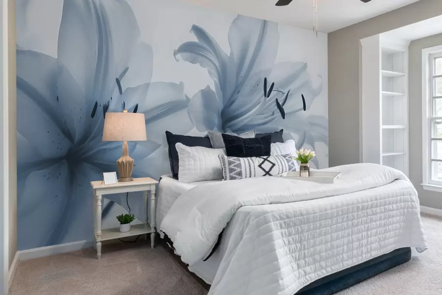 Papier peint Gros plan avec mise au point douce de fleurs de lys minimalistes bleues sur un fond clair w08586