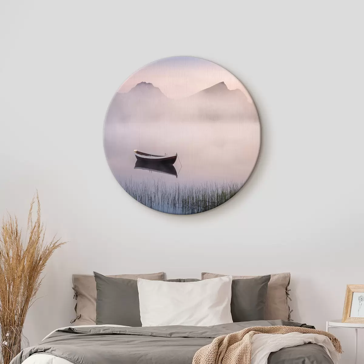 Tableaux rondes Bateau sur un lac avec de l'herbe et des montagnes en arrière-plan r37622