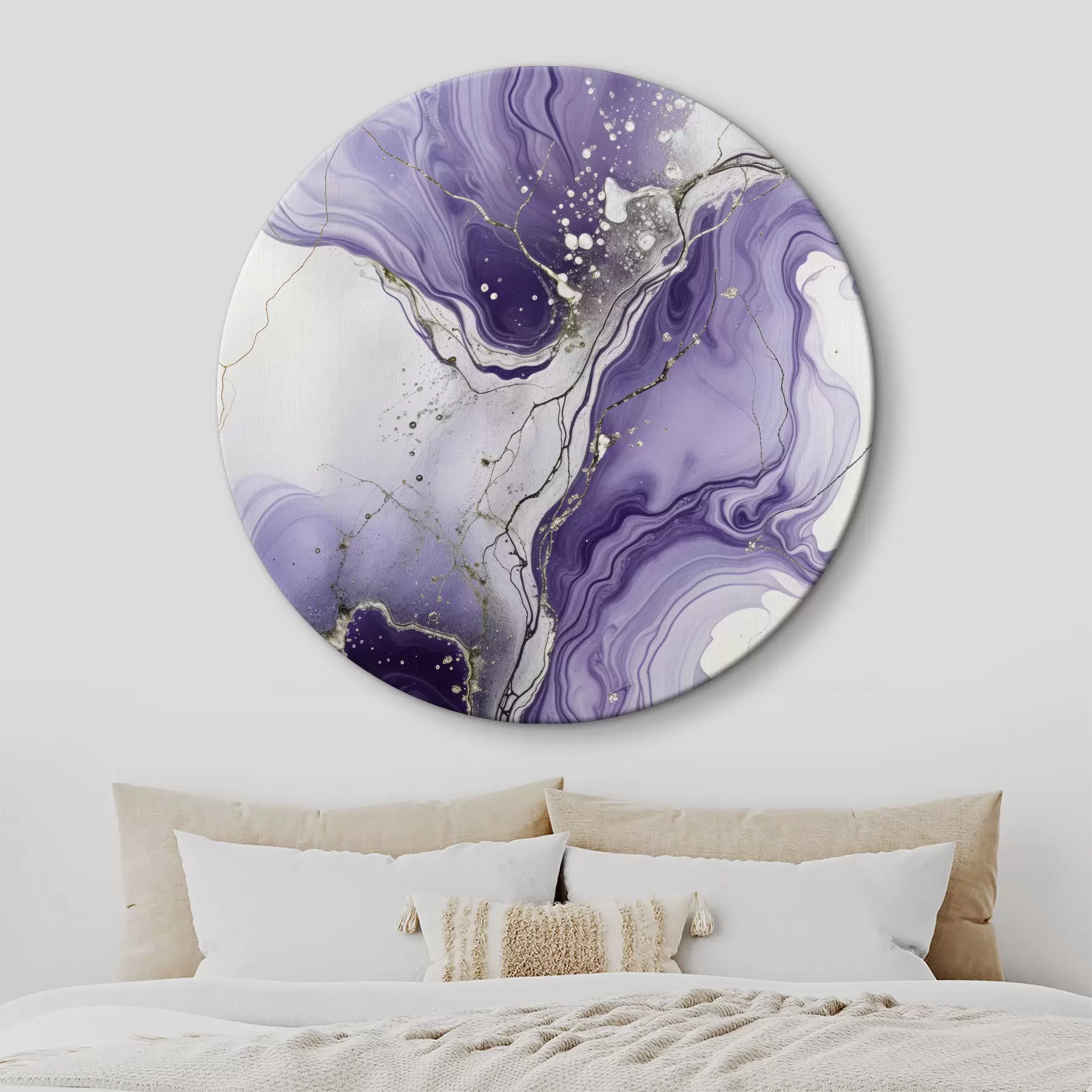 Papier peint Composition d'art abstrait fluide imprimée avec des encres violettes, blanches et grises tourbillonnantes r40566