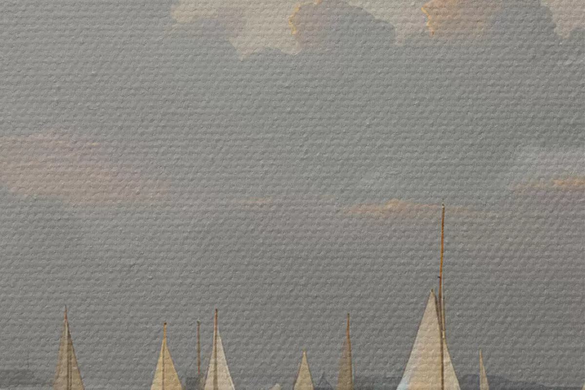 Tableaux rondes Une flotte de voiliers blancs sur un plan d'eau calme et réfléchissant au coucher du soleil, avec un ciel nuageux en arrière-plan r40615