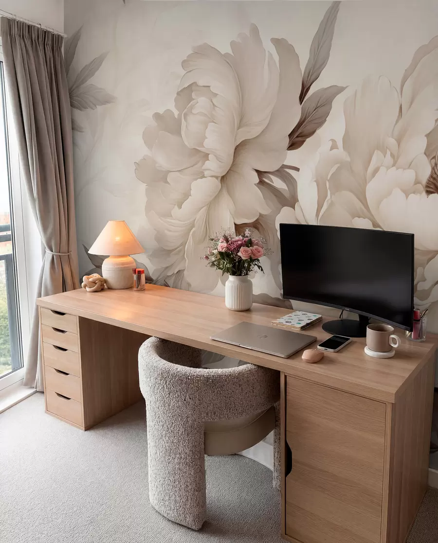 Papier peint De délicates pivoines dans des tons beige crème, avec des détails raffinés de pétales et de feuilles, créant une ambiance chaleureuse et sophistiquée w02856v1
