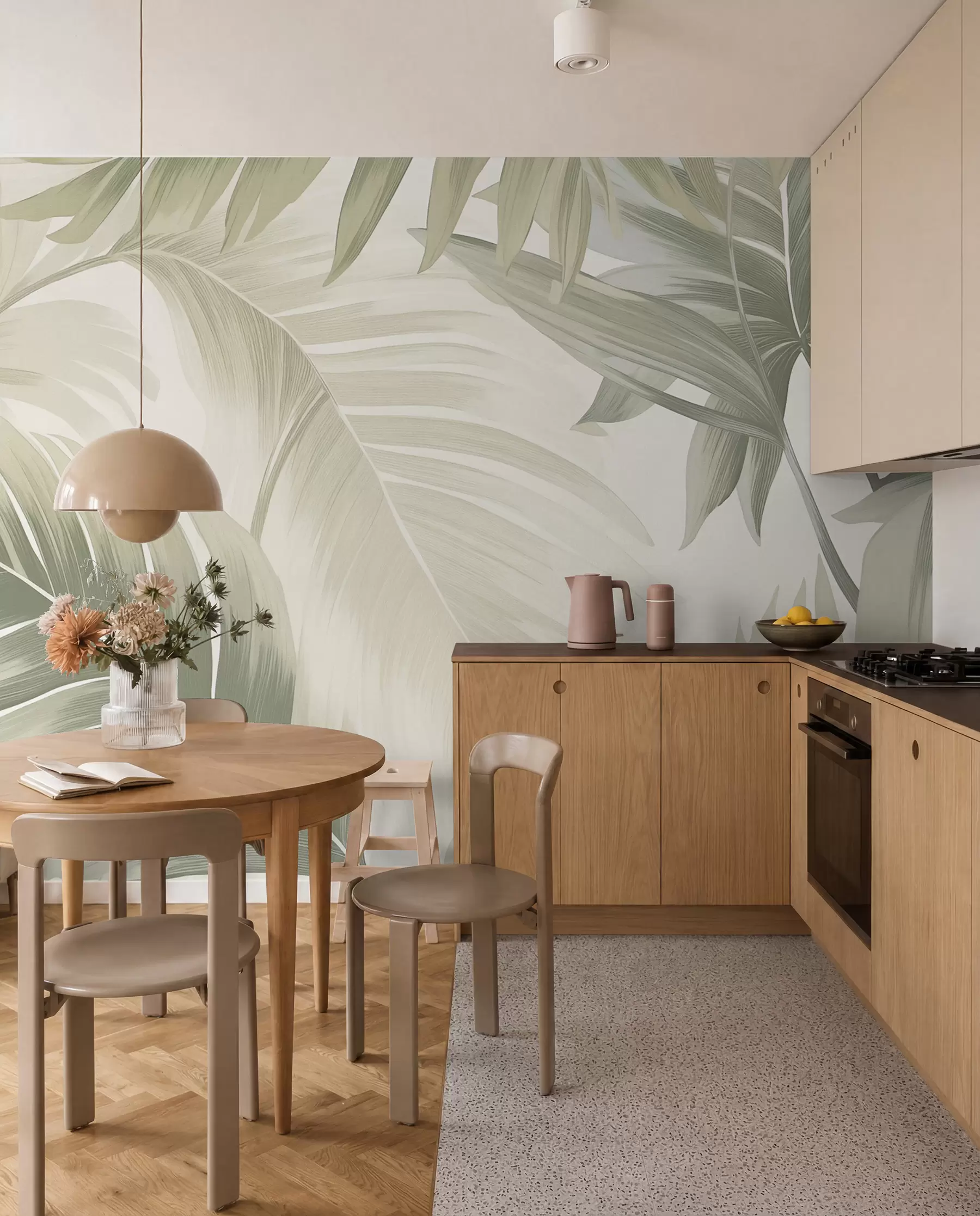 Papier peint Motif de grandes feuilles tropicales dans des tons doux de vert et de beige, avec des dégradés doux et des détails de texture délicats w02858