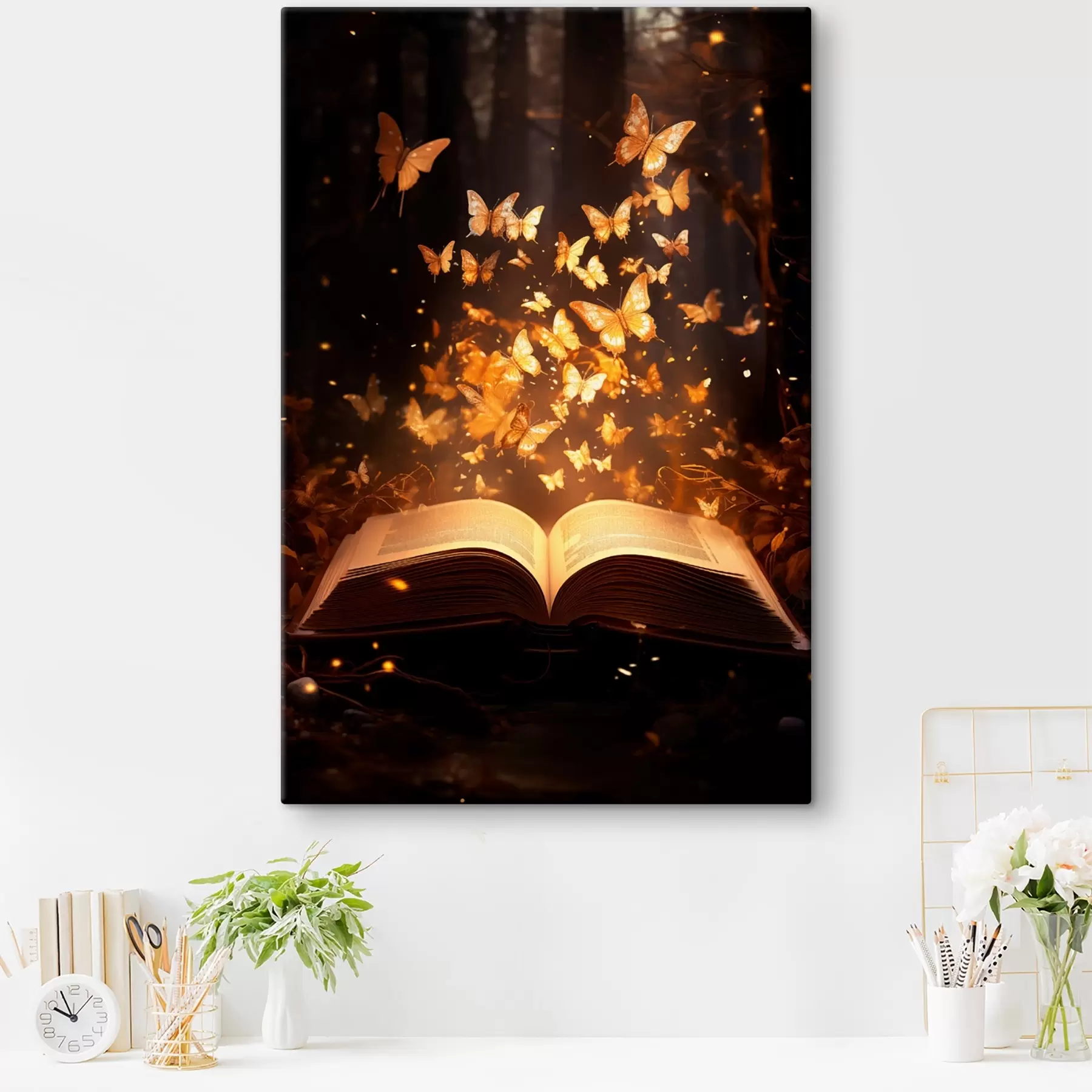 Papier peint Un livre ouvert d'où émergent des papillons lumineux qui brillent en rayons de lumière dans une forêt sombre et magique. s42573
