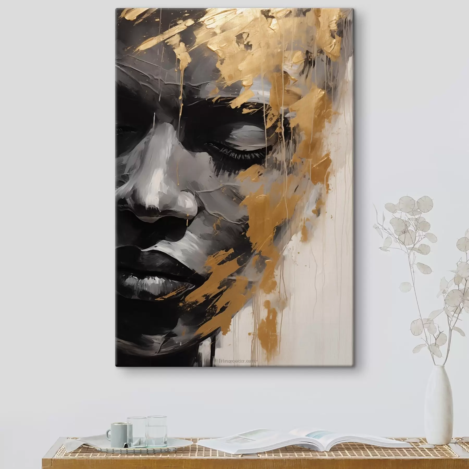 Tableau Portrait abstrait d'une femme en noir et blanc avec des coups de pinceau audacieux de couleurs chaudes qui ajoutent du contraste et de la profondeur émotionnelle s42622