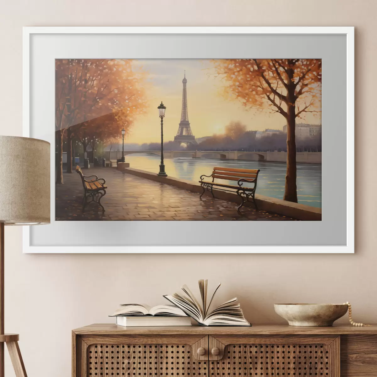 Poster L'automne à Paris avec vue sur la tour Eiffel, les berges de la Seine recouvertes de feuilles, les bancs et les lampadaires qui ajoutent une touche romantique f42577