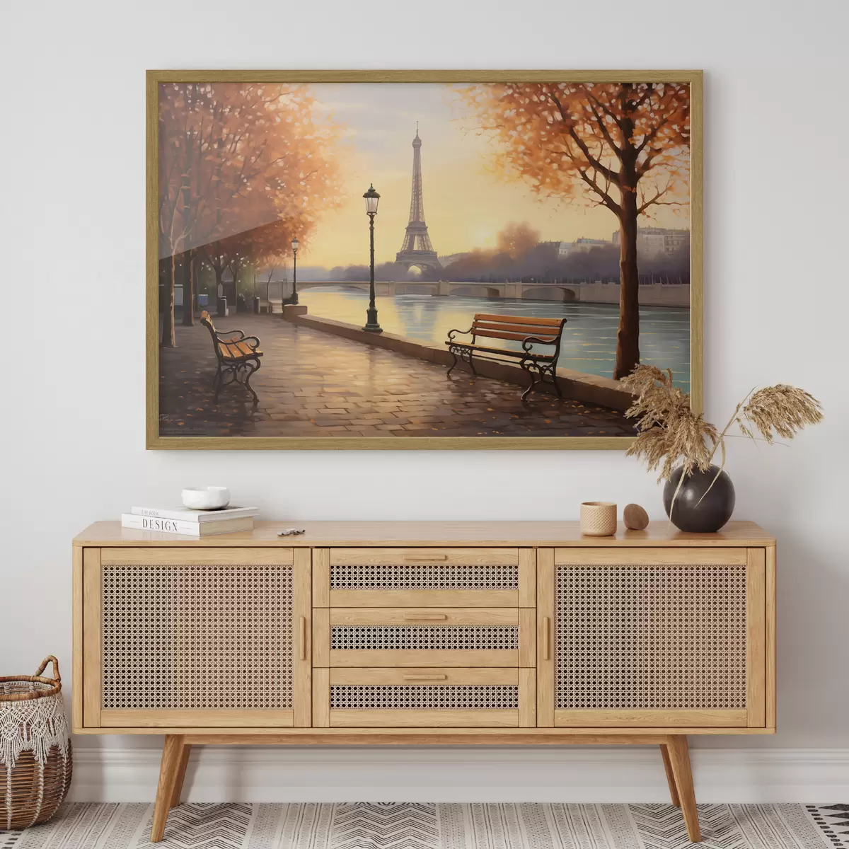 Poster L'automne à Paris avec vue sur la tour Eiffel, les berges de la Seine recouvertes de feuilles, les bancs et les lampadaires qui ajoutent une touche romantique f42577