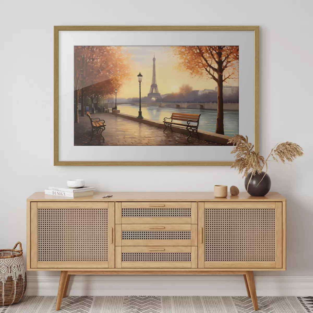 Poster L'automne à Paris avec vue sur la tour Eiffel, les berges de la Seine recouvertes de feuilles, les bancs et les lampadaires qui ajoutent une touche romantique f42577