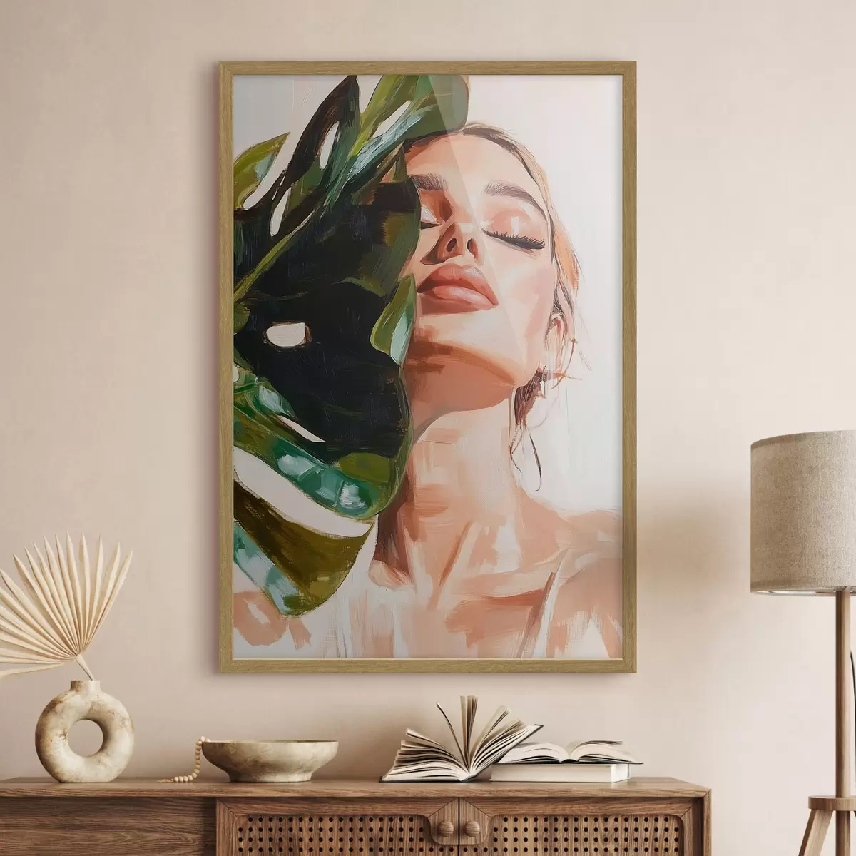 Poster Portrait d'une femme avec une feuille de monstera avec imitation de coups de pinceau f42597