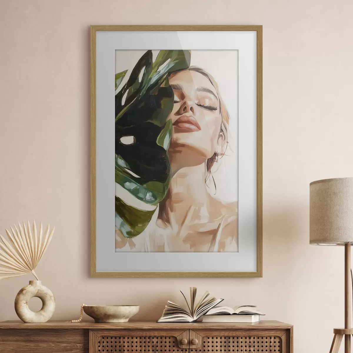 Poster Portrait d'une femme avec une feuille de monstera avec imitation de coups de pinceau f42597