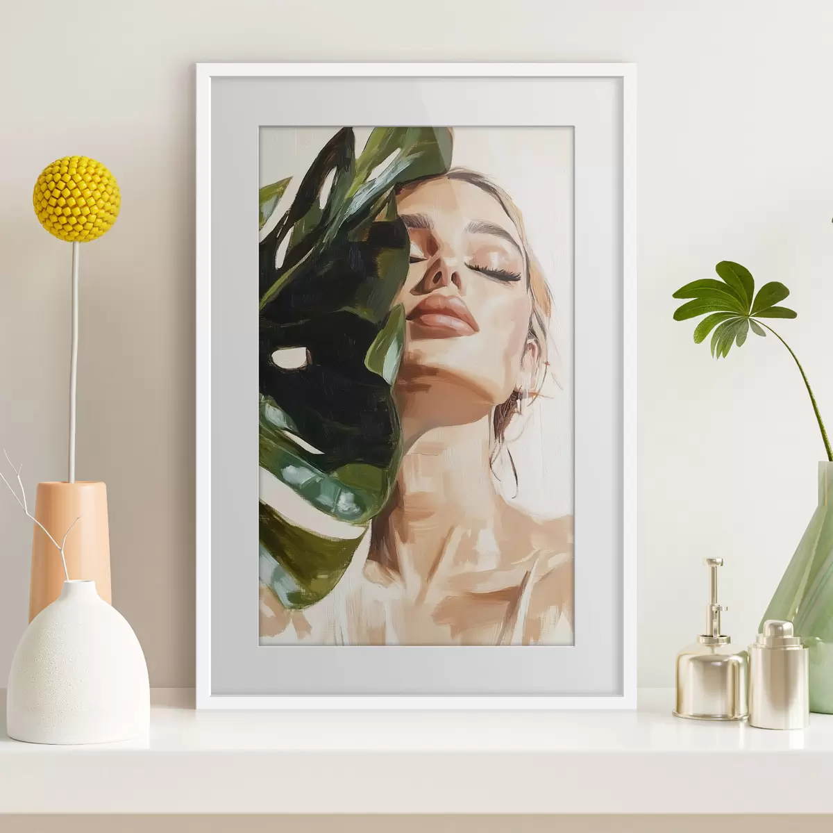 Poster Portrait d'une femme avec une feuille de monstera avec imitation de coups de pinceau f42597