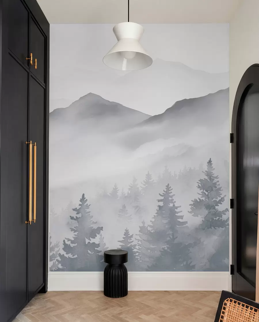 Papier peint Paysage de montagne serein avec des forêts brumeuses dans des tons gris et bleus doux w08680
