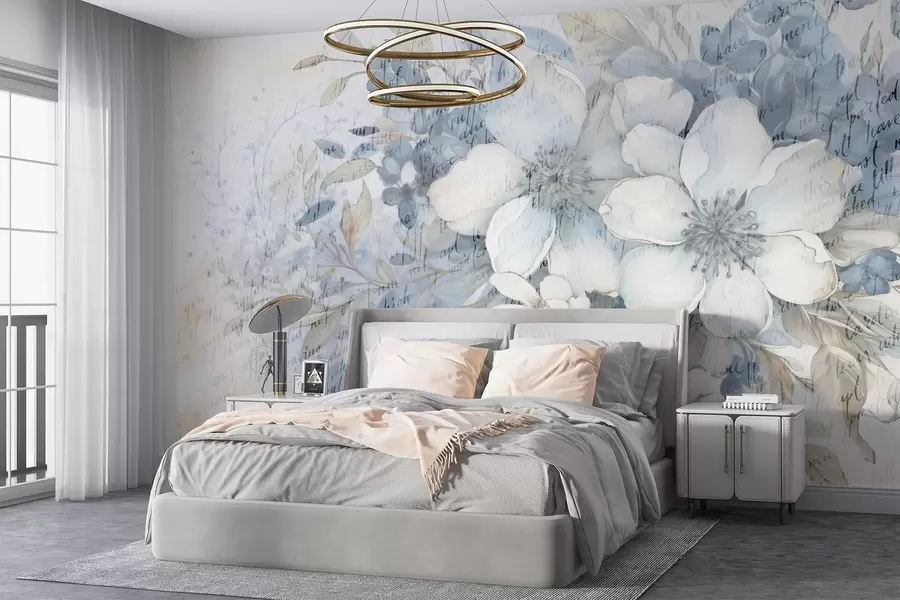 Papier peint Une douce imitation murale texturée de fleurs blanches et bleues, sur un fond pâle avec un faible texte écrit à la main w08771