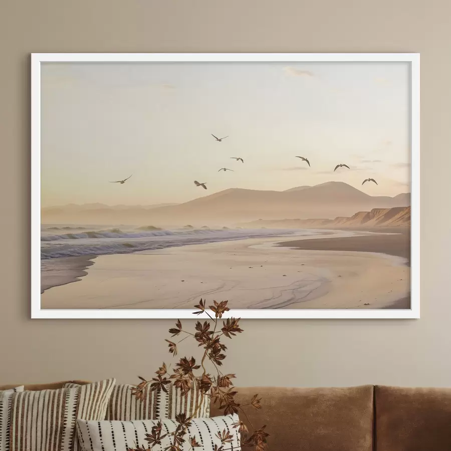 Papier peint Oiseaux volant au-dessus de la plage avec l'océan et les montagnes en arrière-plan, couleurs chaudes, palette pastel douce f43162
