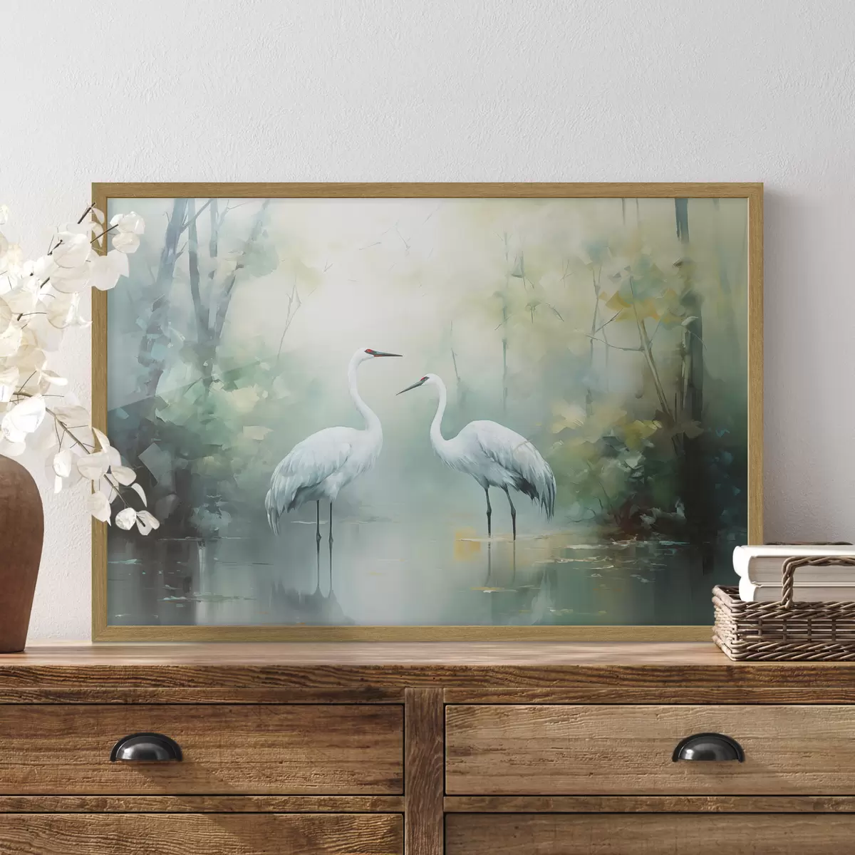 Poster Deux grues blanches se tenant dans un étang, entourées d'une forêt verdoyante avec un éclairage doux et diffus f43166